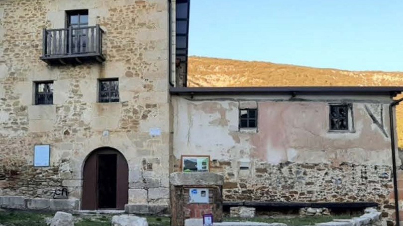 La casa ahora: rehabilitada, con balcón y puerta nueva
