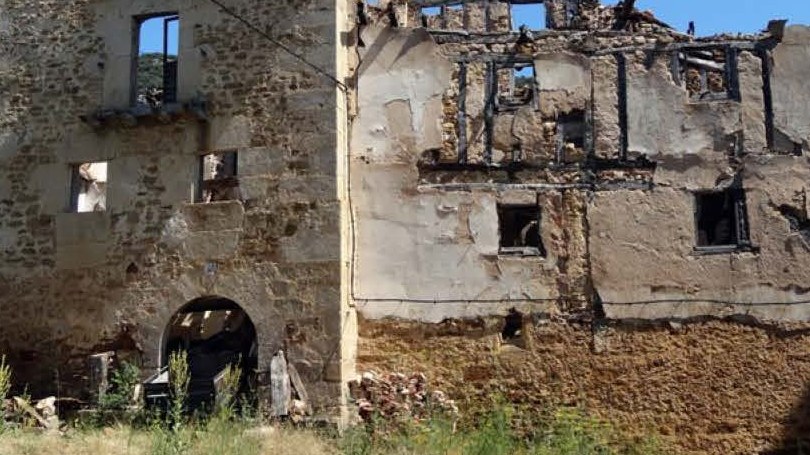 La casa antes: tejado hundido y fachada en ruinas